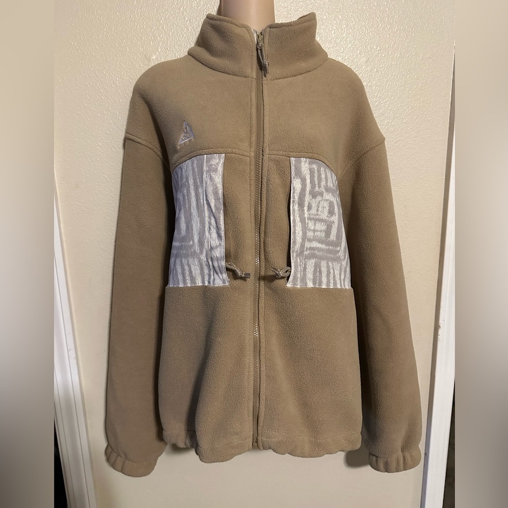 Men Nike ACG zip up sweater with detailed pockets in the front size Large!!!